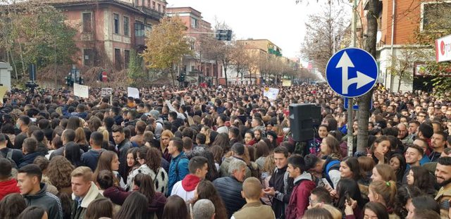 U vendos vaksinimi i detyruar, studentët shqiptarë paralajmërojnë protestë. Ja çfarë pritet në orën 18:00 studente proteste