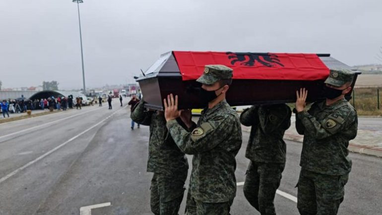 Kthehen në Kosovë trupat e 7 shqiptarëve të zhdukur, Kurti: E madhe është dhimbja e kësaj dite trupat 770x433 1