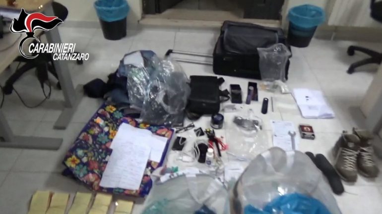VIDEO/ Arrestohet bosi i madh i “Ndranghetas”, fshihej brenda një bunkeri, policia gjen mijëra euro 103954854 629aae48 59f9 4857 9013 e6c6ff1b8f41 770x432 1