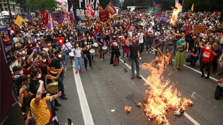 Brazil/ Mijëra qytetarë në protestë duke kërkuar largimin e presidentit Bolsonaro 120795948 mediaitem120795947 770x433 1