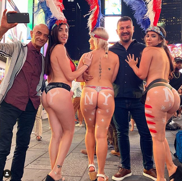 Pozoi me tre femra topless, Cekja i Beratit tregon çfarë i tha bashkëshortja! Aktori i humorit: Jam me kanun! Gruan e kam gënjyer 1 245002913 4581226601940871 2016866335519059603 n