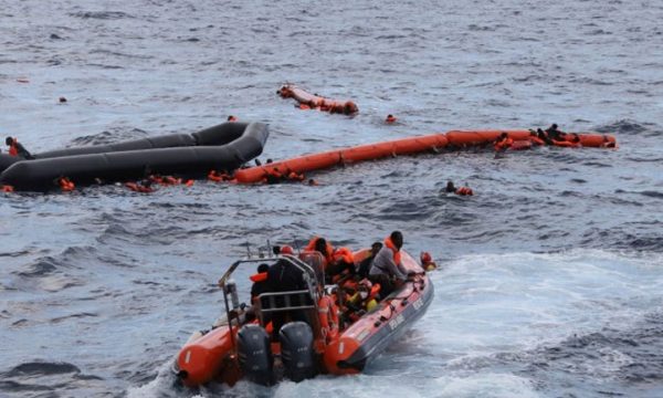 Mediat italiane japin alarmin: 128 emigrantë rrezikojnë të mbyten në Mesdhe, të merren masa 3131437 600x360 1