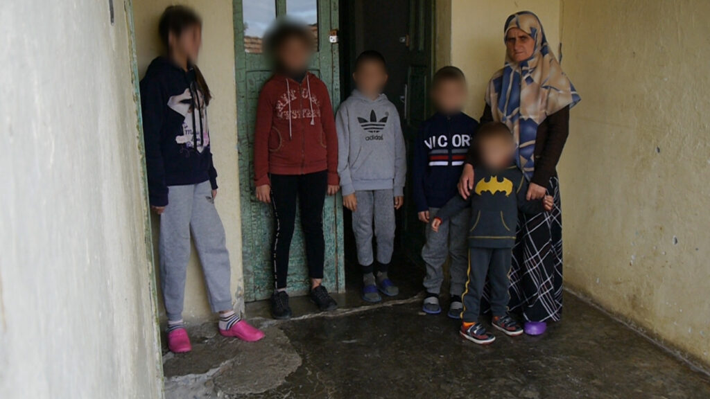 Burri i kërkoi marrëdhënie poligame, shokon gruaja me shami: Pranova lidhjen, por jo dhunën. 43-vjeçarja çon në burg babain e 8 fëmijëve 1 615f1c7512000familja me blur