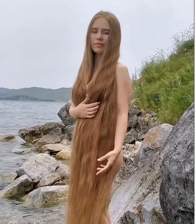 Nuk i ka prerë për 23 vite, njihuni me rusen me flokë shumë të gjatë 1 640 0 615624fdbfa1c