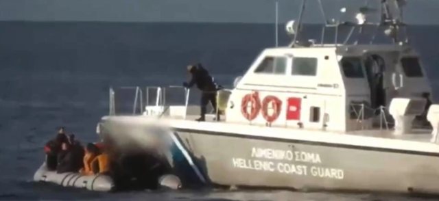 Roja bregdetare greke dhunon me shkop emigrantët afganë 640 0 6162b88ea6d08