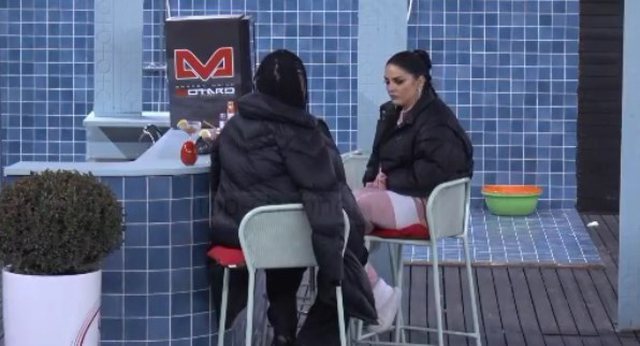 Moderatorja e njohur që iu bashkua dje ‘Big Brother VIP’ i tregon Fifit komentet e publikut për të, shihni reagimin e këngëtares 1 640 0 61792f7838951