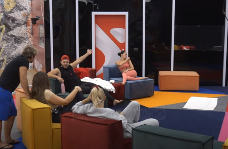 “Je si një fëmijë në klasë të parë”/ Plas keq sherri mes Arjola Demirit dhe konkurrentit të ‘Big Brother VIP’ (REPLIKAT) 800 0 6165917be1ff7