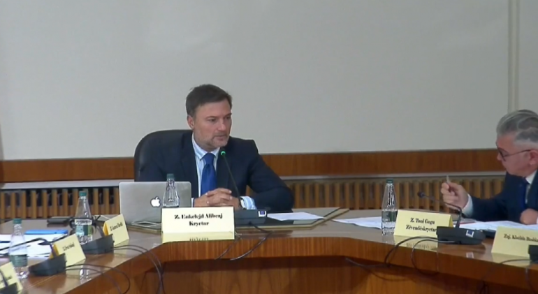 Largimi i deputetëve të PS nga Komisioni, Kuvendi ndërpret transmetimin e mbledhjes, Alibeaj: Kallëzim penal për këdo që vendosi Alibeaj 4 770x421 1