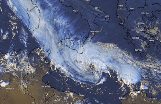 Cikloni godet Maltën, i afrohet Shqipërisë Cikloni i fotografuar me satelit ne oren 16.01 te se enjtes 28 tetor