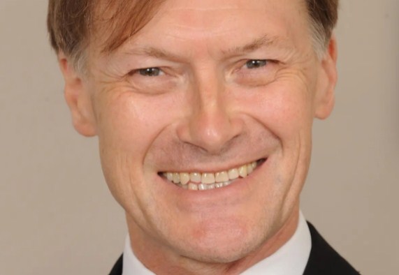 Humb jetën deputeti që u qëllua me thikë gjatë takimit elektoral në Britaninë e Madhe Deputeti konservator britanik Sir David Amess
