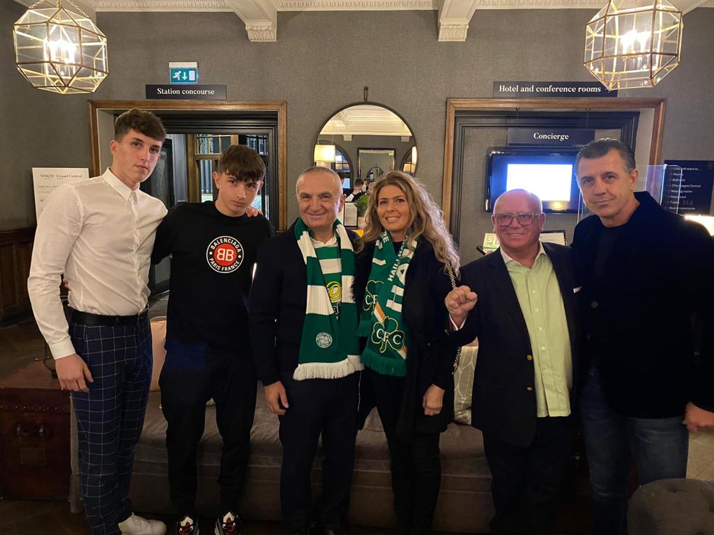 FOTOT/ Ilir Meta arrin në Skoci, tifo për skuadrën e zemrës Celtic kundër… Myrto Uzunit