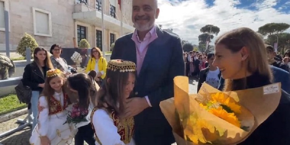 VIDEO/ Panairi me fëmijë, Rama merr dhuratë një portret: Lulet jepja tetës (Ministres për Rininë e Fëmijët) Femije 1 750x375 1