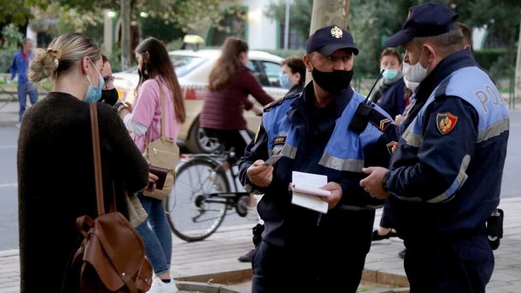 S’ka falje, 105 mijë gjobat për maskat do t’i paguani në faturat e energjisë edhe pas një viti Gjoba policia1 1068x601 1