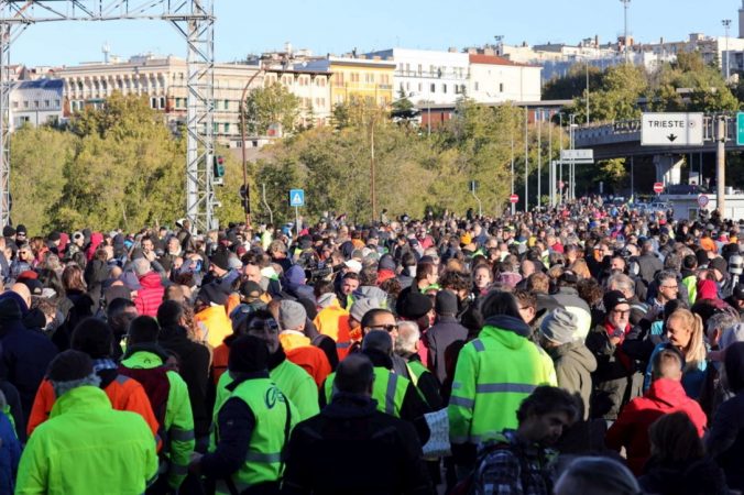 Nga sot certifikata e COVID-19 bëhet e detyrueshme për punëtorët në Itali, nisin protestat Itali protesta 676x450 1