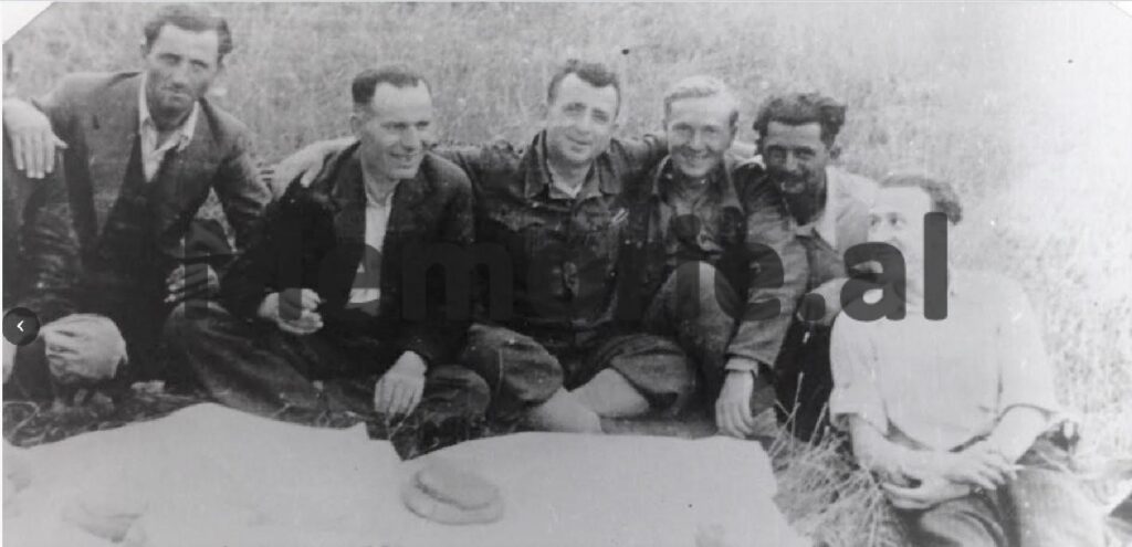 Koci Xoxe me disa misionare sovjetike. 1944