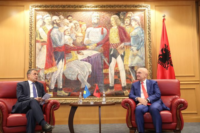 Prezantohet ambasadori i ri i Kosovës në Tiranë, Meta: Përpjekjet e tij do t’i shërbejnë forcimit të mëtejshëm të marrëdhënieve vëllazërore Meta ambasadori 3 675x450 1