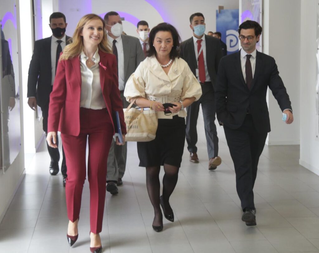 Delegacioni nga Senati Amerikan dhe ambasadorja Kim mbërrijnë në PD për të takuar Bashën, ja kush i pret 1 PD Yuri 4
