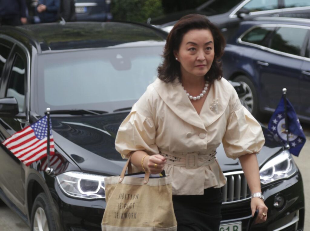 Delegacioni nga Senati Amerikan dhe ambasadorja Kim mbërrijnë në PD për të takuar Bashën, ja kush i pret PD Yuri 6