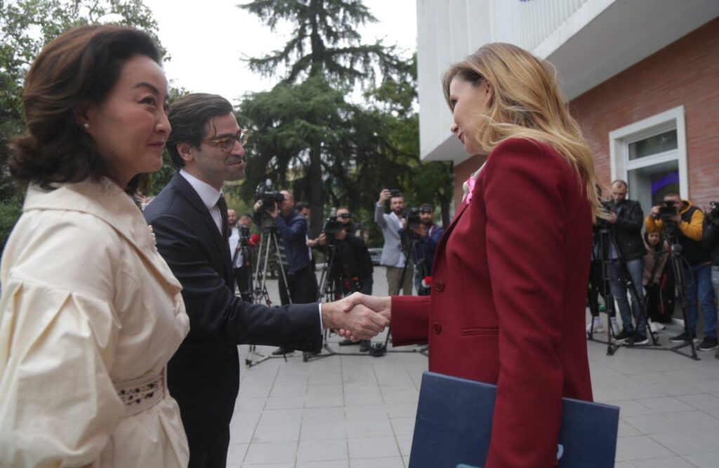 Delegacioni nga Senati Amerikan dhe ambasadorja Kim mbërrijnë në PD për të takuar Bashën, ja kush i pret 3 PD Yuri 7