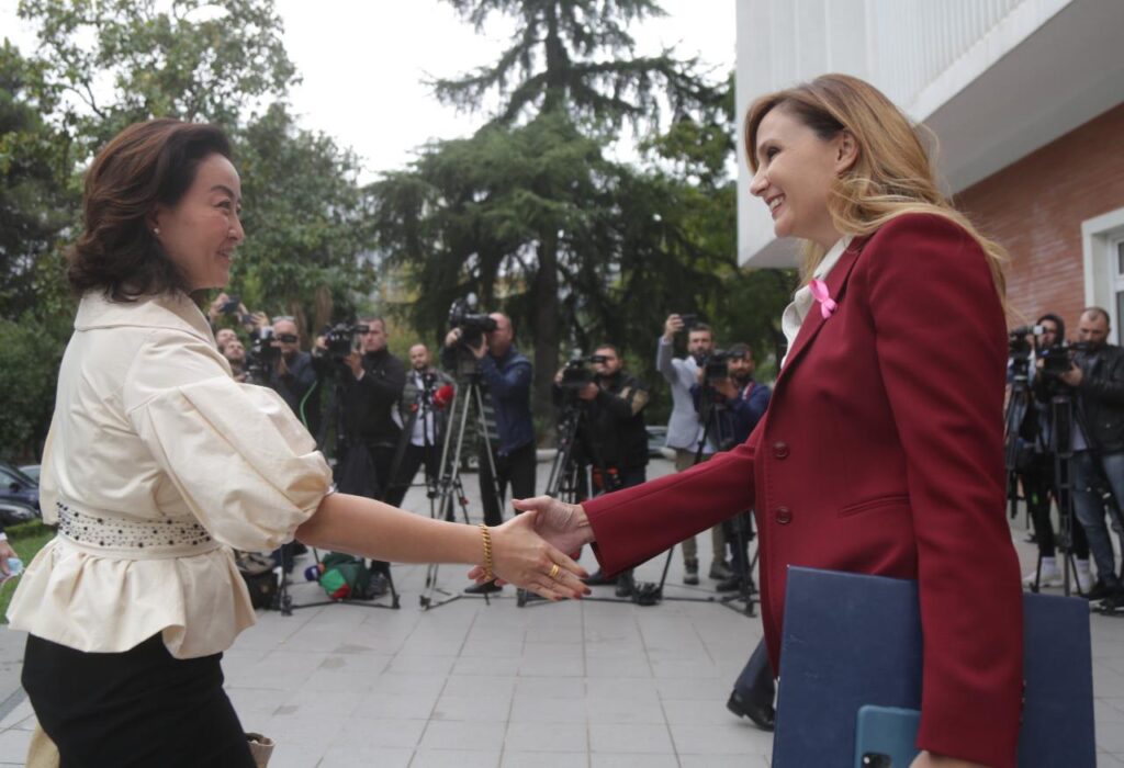 Delegacioni nga Senati Amerikan dhe ambasadorja Kim mbërrijnë në PD për të takuar Bashën, ja kush i pret 4 PD Yuri 8