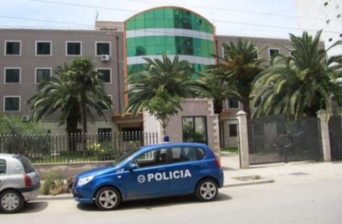 Kamioni përplaset me makinë në aksin Durrës-Tiranë, plagoset shoferja dhe pasagjeri Policia Durres 2 5 0 0 2 720x471 700x458 1