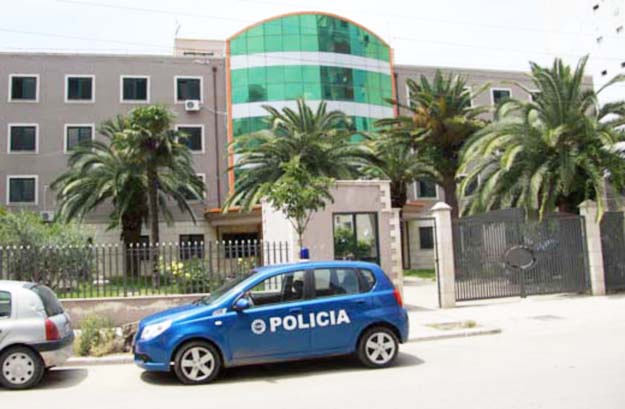 Njëri kanosi efektivin e policisë, tjetri i dehur në timon, dy të arrestuar në Durrës Policia e Durresit