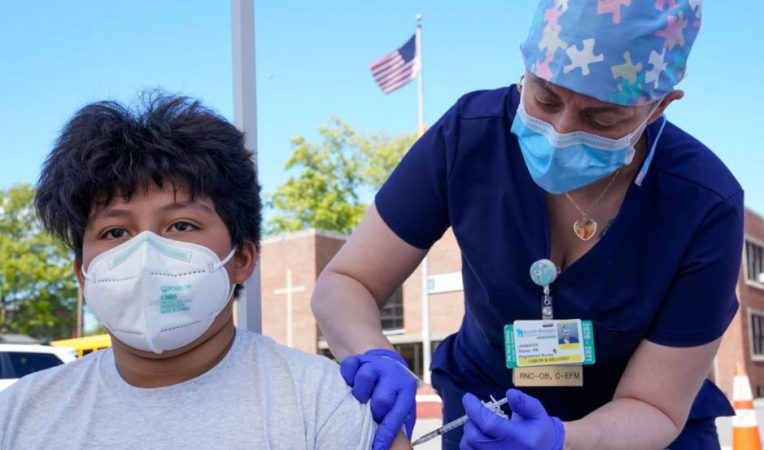 Pushohen nga puna punonjësit e shëndetësisë në New York, nuk pranojnë të vaksinohen Vaksinimi