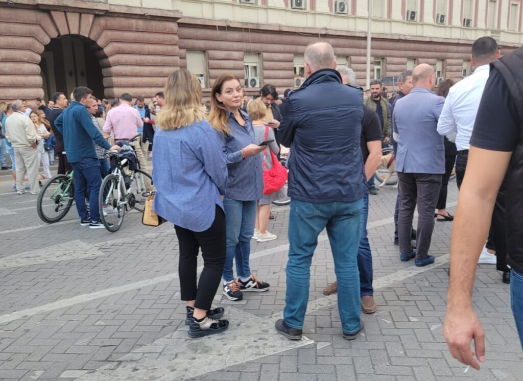 FOTO / Albana Vokshi dhe Jorida Tabaku në protestën kundër rritjes së çmimeve Vokshi proteste