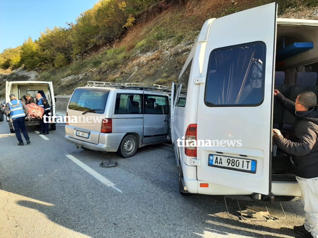 Autobusi përplaset me furgonin në aksin rrugor Qafë Thanë-Librazhd, 1 viktimë e 4 të lënduar aksident 1 1