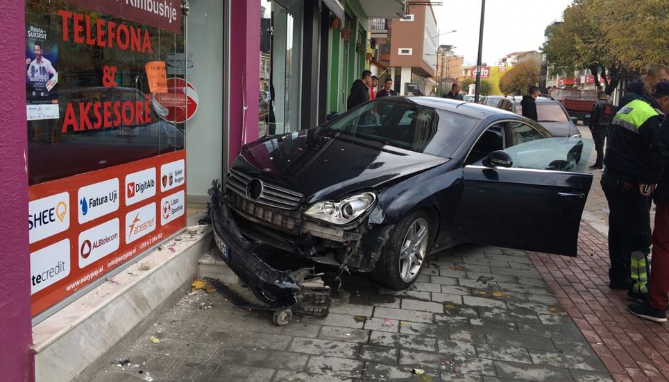 36-vjeçari me makinë del nga rruga dhe përplaset me një dyqan rrobash aksident 1