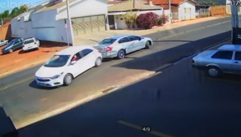VIDEO/ Ky është aksidenti më qesharak me makinë në botë aksidenti 1
