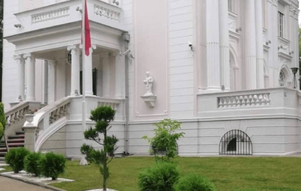 Sulmohet ambasada shqiptare në Beograd ambasada beograd