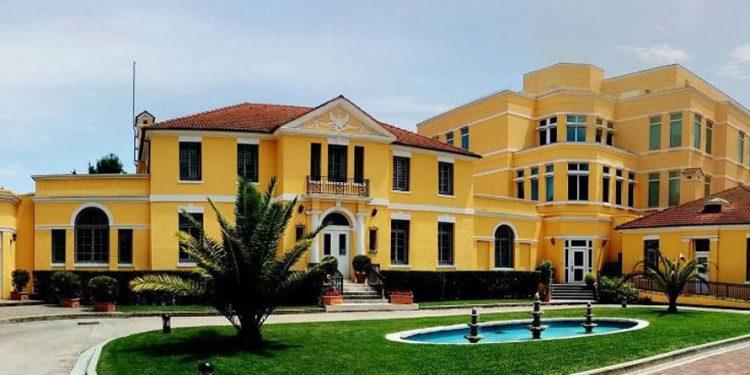 Korrupsioni në Shqipëri, SHBA: Sanksione për zyrtarët e korruptuar, të mbështeten gazetarët ambasada shba ne shqiperi 900x445 1 750x375 1