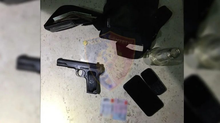 Me pistoletë dhe fishekë të fshehur në trup, arrestohet 32-vjeçari në Mat arme zjarri 770x433 1