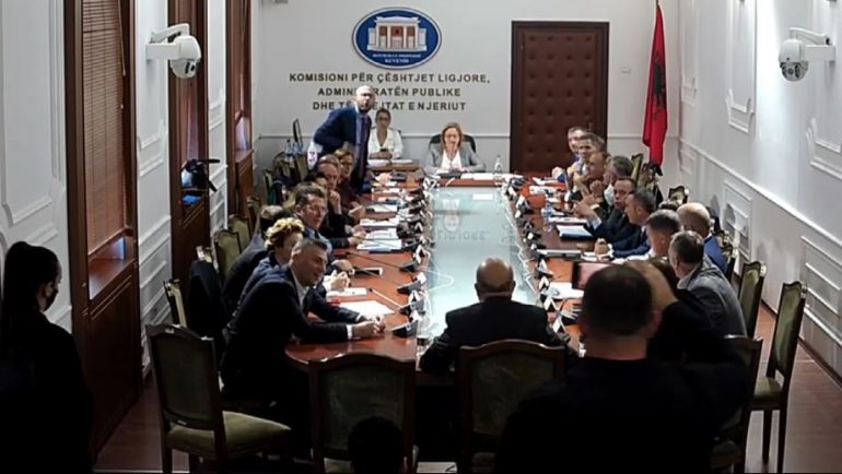 Debate të forta në komisionin e Ligjeve/ Bejtja: Ke vrarë një njeri në Elbasan! Bardhi: Ik more hajdut, dil përjashta bardhi3 770x434 1