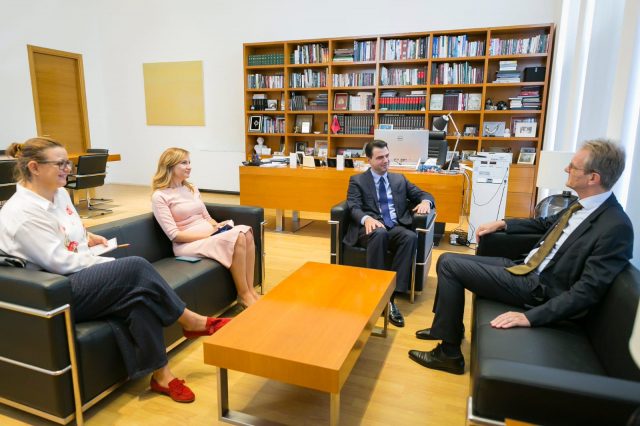 Basha takon ambasadorin holandez: Ndava shqetësimin për shkeljen e çdo standardi më 25 prill basha ambasadori hollandez tabaku