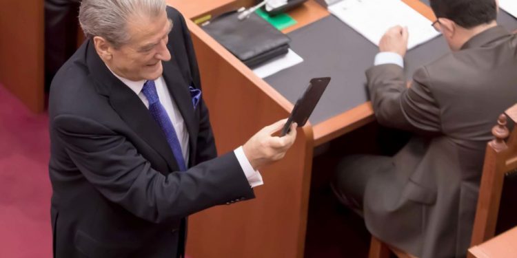 Si i përgjoi Berisha armiqtë dhe bashkëpunëtorët e tij për 30 vite: Nga Hajdari e Serreqi, tek Basha, dëgjoi mbi 800 biseda të Metës berisha 2