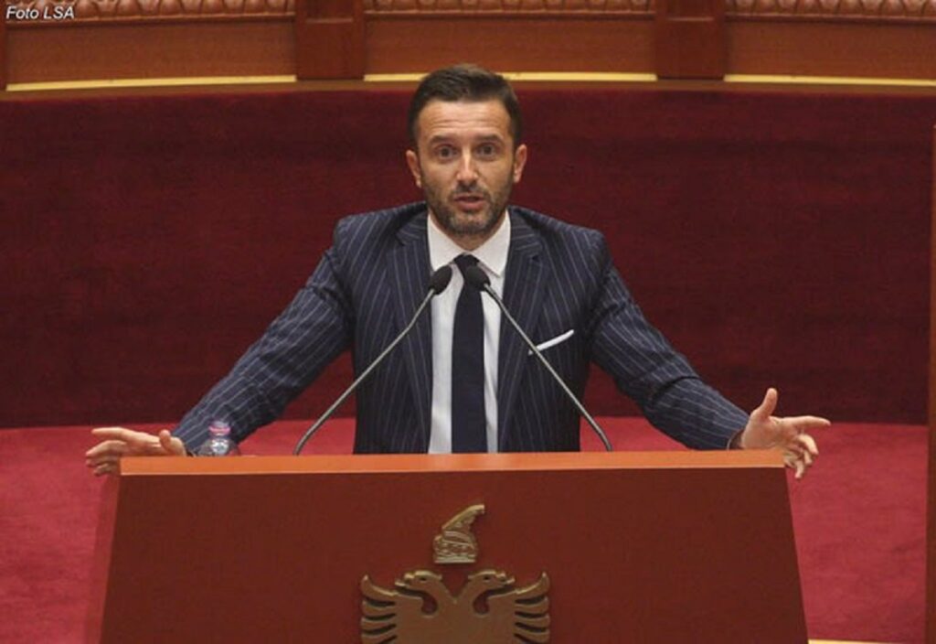 Aksidenti me dy të vdekur në Tiranë, Erion Braçe kritika Policisë: I dehur në 3 të mëngjesit, mejhanet hapur, në ndalim të orës policore!!! brace kuvend