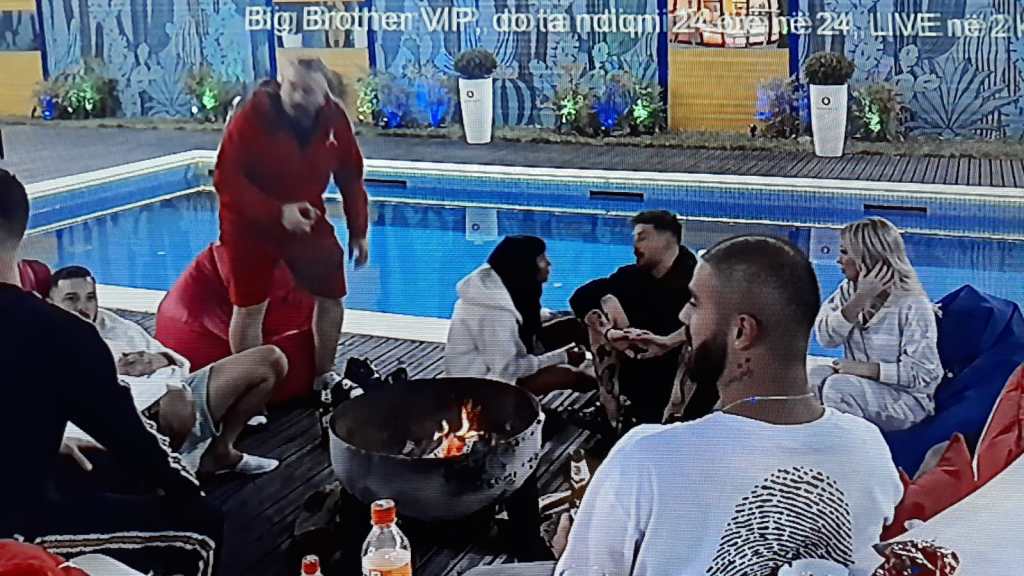 Sa hyri, gazetaren e nxjerrin nga Big Brother? c1 1