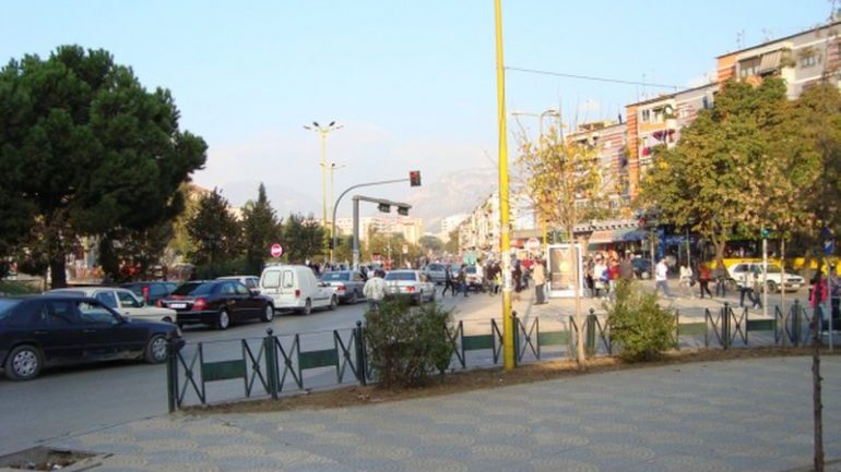 Përplasen 3 makina te Rruga e Elbasanit në Tiranë, rëndohet trafiku cvdfd 770x450 1 770x433 1