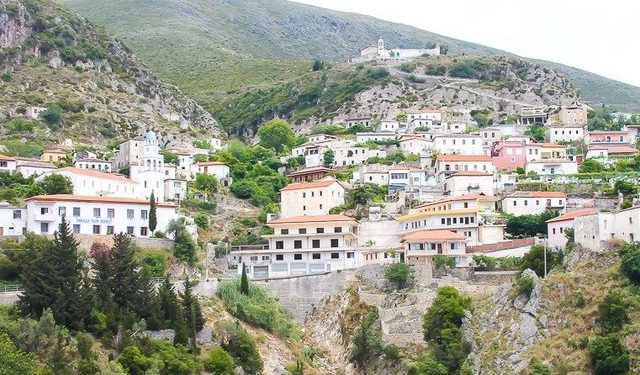 Dhërmi/ Një familjeje i dërgohet mesazh si mafia: Një plumb dhe papagall i vrarë dhermi