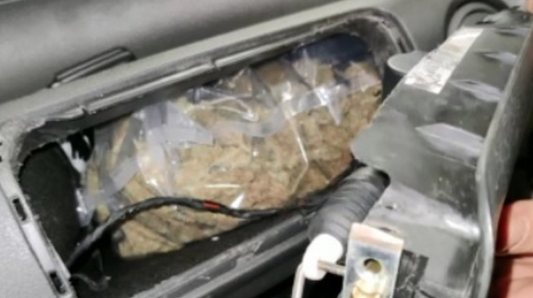 Droga e fshehur në vendin e airbag-ut, arrestohen 2 shqiptarë në Itali droga 770x431 1