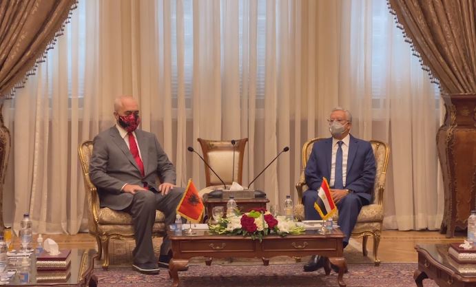 Forcimi i bashkëpunimit mes dy vendeve, Rama takohet me kryeparlamentarin e Egjiptit edi1rama