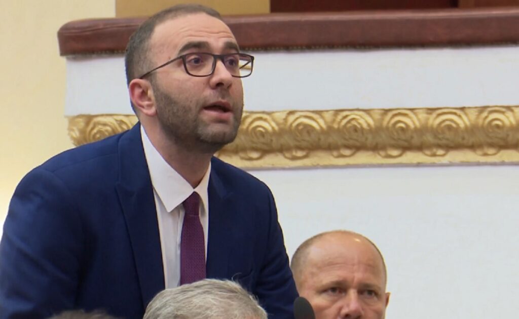Kuvendi nis me debate, opozita-Nikollës: Nuk mund të na mbyllni gojën gaz bardhi