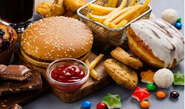 Këto janë 4 ushqimet që duhet t’i shmangim pasi dëmtojnë shëndetin e trurit hamburger 600x355 1