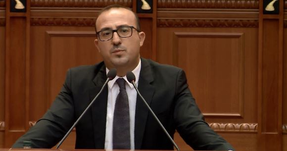 ‘Godet ‘sërish Korreshi në Kuvend: Herën e parë qeshët, po hajdeni sot në Lushnjë kapeni syzesg