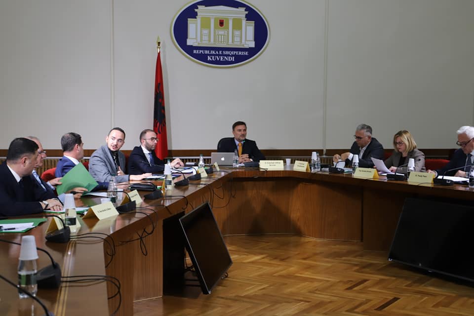VIDEO-LIVE/ Mblidhet Komisioni për 25 prillin, Bardhi kërkon largimin e Xhafajt komisioni hetimor 2