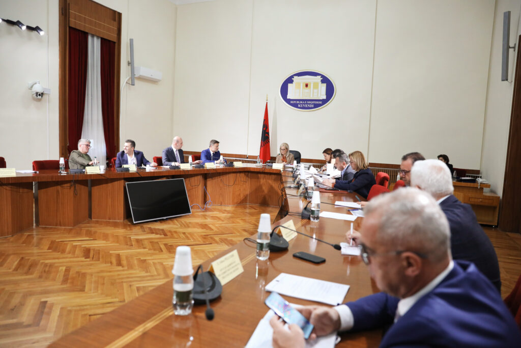 Debati për komisionin hetimor, juristët: Kuvendi është i detyruar t’i miratojë konferenca kryetareve