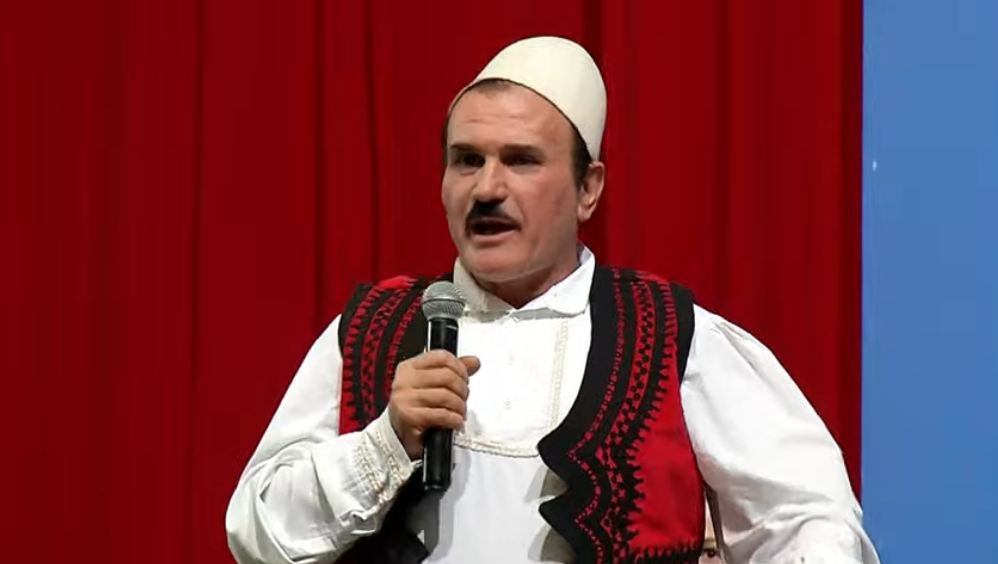 Foltorja e Berishës/ Lezhjani me kostum kombëtar kritika deputetëve që mungojnë: Pse nuk vijnë?! lezhjani