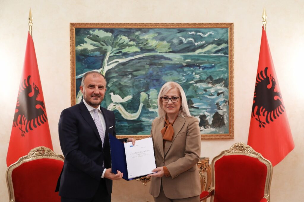 Soreca i dorëzon raportin e KE, Nikolla: Tryeza e Parë Ndërqeveritare brenda vitit 2021 nikolla soreca